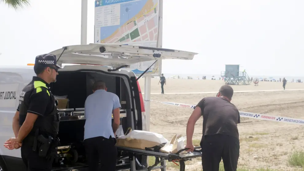 La Guardia Civil investiga el hallazgo del cadáver descompuesto de un bebé en una playa de Roda de Bará (Tarragona).