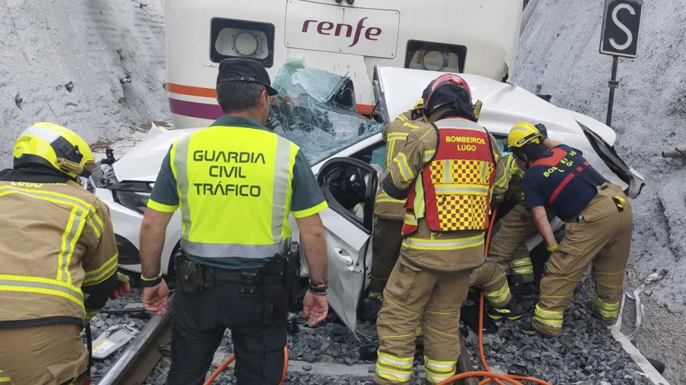 SANTIAGO DE COMPOSTELA, 12/07/2023.-Una persona ha fallecido y otras dos han resultado heridas de gravedad en un accidente que se produjo en el lugar de Recimil, en Lugo, al arrollar un tren a un turismo cuando cruzaba por un paso a nivel, según la información facilitada a EFE por el Centro Integrado de Atención ás Emerxencias de Galicia (CIAE). EFE/Guardia Civil/SOLO USO EDITORIAL/SOLO DISPONIBLE PARA ILUSTRAR LA NOTICIA QUE ACOMPAÑA (CRÉDITO OBLIGATORIO)