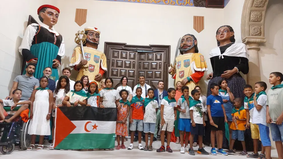 La alcaldesa, Lorena Orduna, junto a los niños saharauis en el ayuntamiento