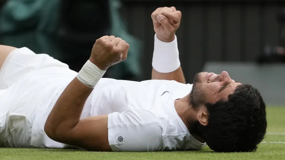 Spain's Carlos Alcaraz celebrates after beating Serbia's Novak Djokovic to win the final of the men's singles on day fourteen of the Wimbledon tennis championships in London, Sunday, July 16, 2023. (AP Photo/Kirsty Wigglesworth) Associated Press/LaPresse Only Italy and Spain