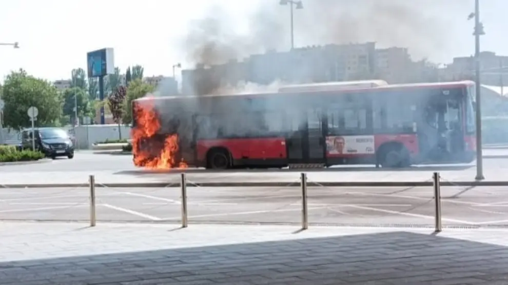 Arde autobús urbano Delicias Zaragoza.