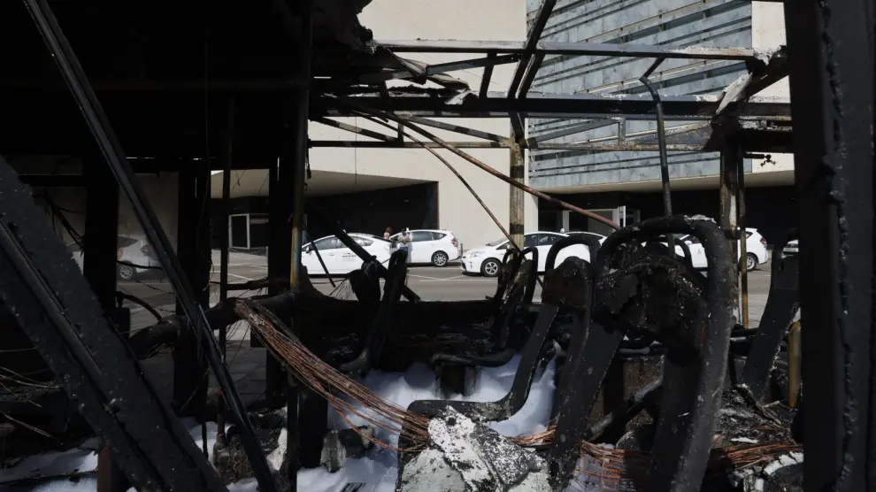 Imágenes del autobús de Avanza que ha ardido en Delicias de Zaragoza