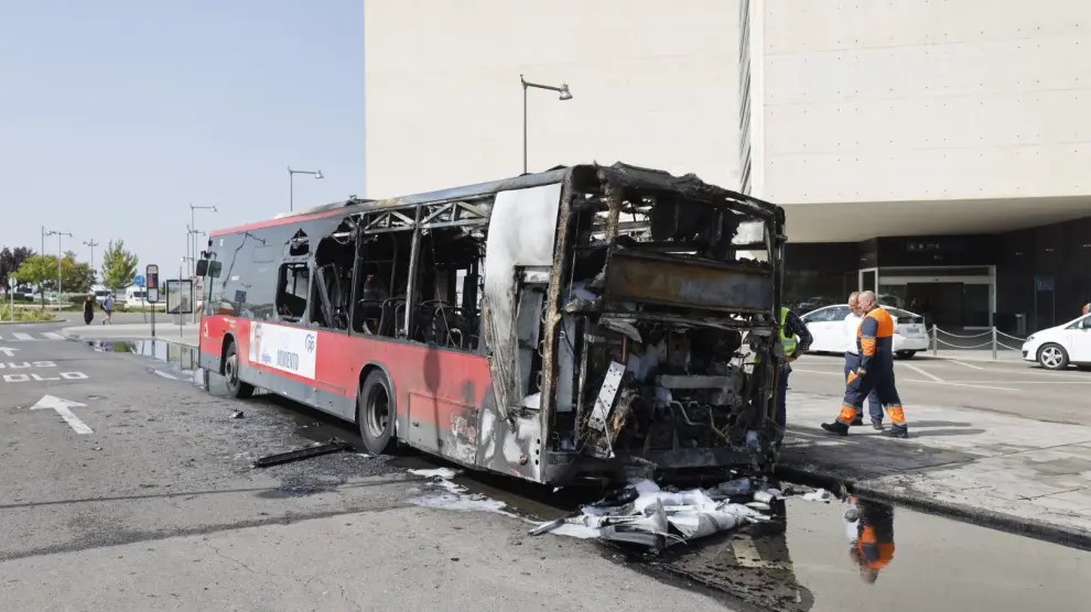 Imágenes del autobús de Avanza que ha ardido en Delicias de Zaragoza