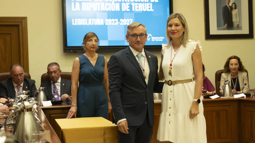 El presidente, Joaquín Juste, con la vicepresidenta primera, Beatriz Martín, en el pleno de investidura.