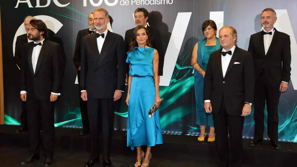 Don Felipe de Borbón y Doña Letizia Ortiz posan junto a los premiados en la gala de entrega de los Premios 'Mariano de Cavia'