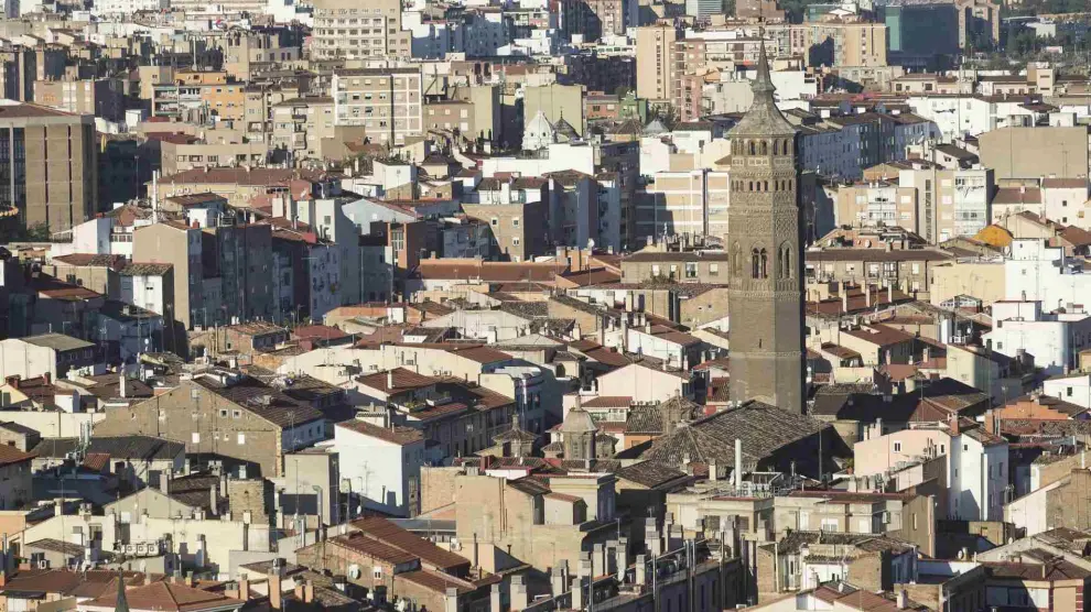 Vista de varias viviendas en Zaragoza junto a la Torre de la Magdalena.