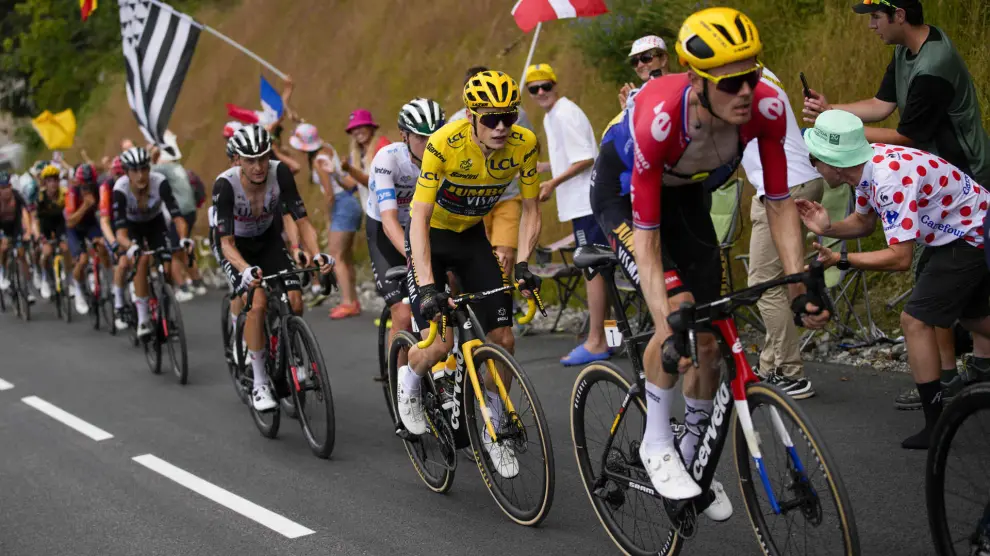 El danés Jonas Vingegaard, con el maillot amarillo de líder absoluto, sigue al compañero holandés Dylan van Baarle, y le sigue el esloveno Tadej Pogacar, con el maillot blanco de mejor ciclista joven, durante la decimoséptima etapa del Tour de Francia