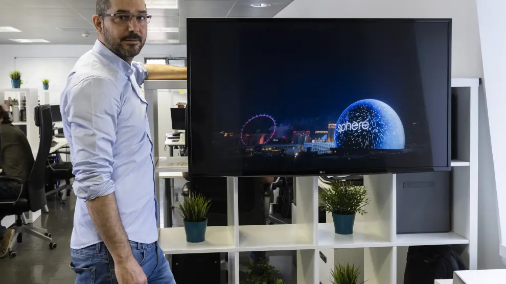 Miguel Fontgivell muestra la grabaciónn de la esfera led de Las Vegas en su despacho de Zaragoza.