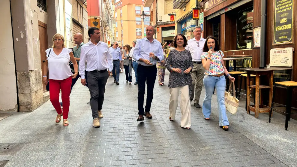 Jorge Azcón, en el centro, con los candidatos al Congreso y el Senado por Teruel, en la calle del Toral.