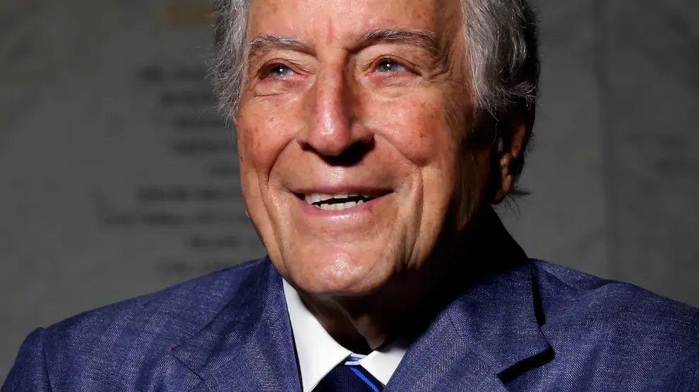 FILE PHOTO: Singer and artist Tony Bennett poses for a portrait before an opening of his art exhibition in the Manhattan borough of New York, U.S. May 3, 2017. REUTERS/Carlo Allegri/File Photo