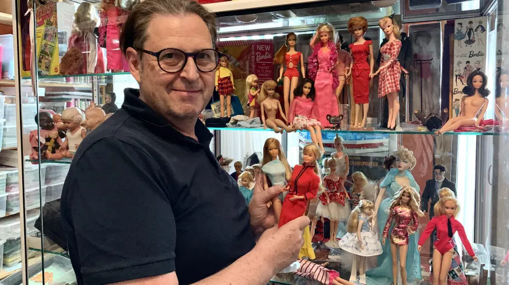 Hay un hombre en Viena que lleva cuatro décadas coleccionando las muñecas de 'Barbie'.