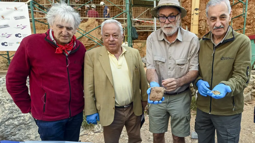 Los codirectores de Atapuerca, Juan Luis Arsuaga (i), Eudald Carbonell (2d) y José María Bermudez de Castro (d) entre otros,en las excavaciones en Atapuerca