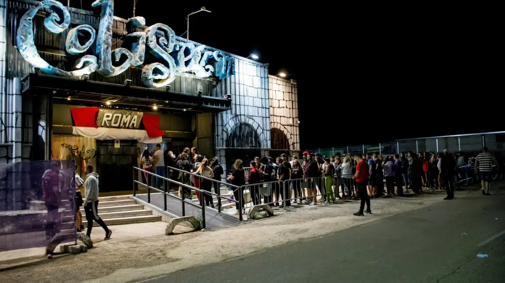 Público en la fila de entrada a la discoteca Coliseum de Almudévar.