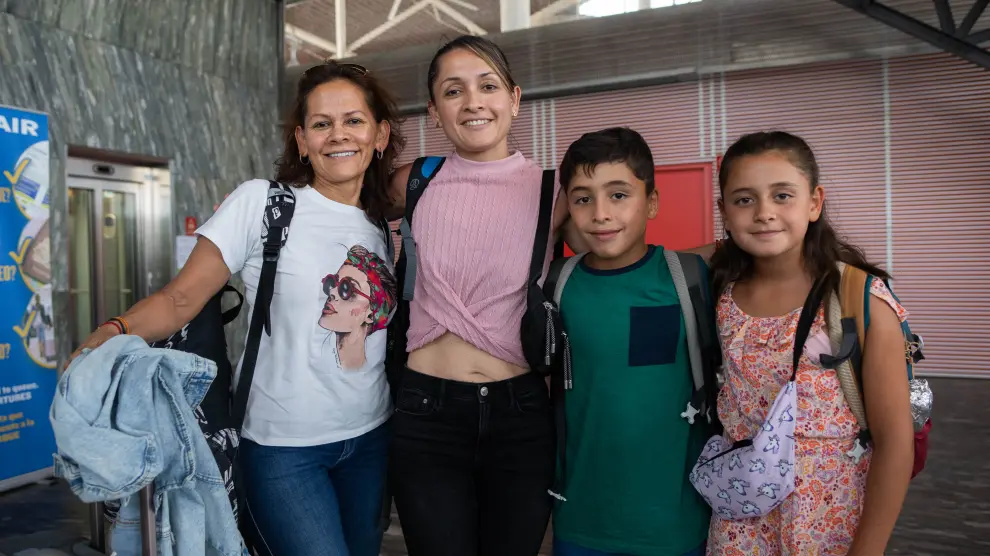Enerieth Gutiérrez con su madre, Yolanda Eiraldo y sus hijos Manuel y Nerea en el aeropuerto de Zaragoza.