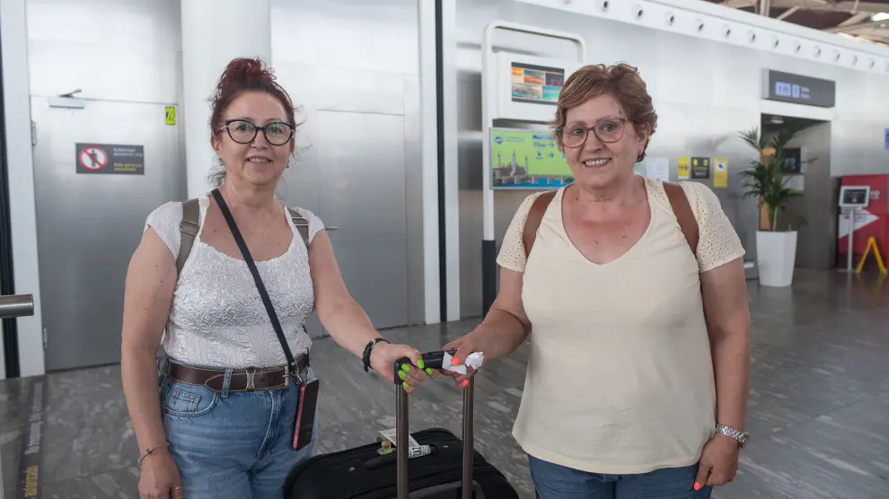 Mª Carmen Soriano y Manuela Fernández, tía y sobrina que llegan de Mallorca al aeropuerto de Zaragoza.
