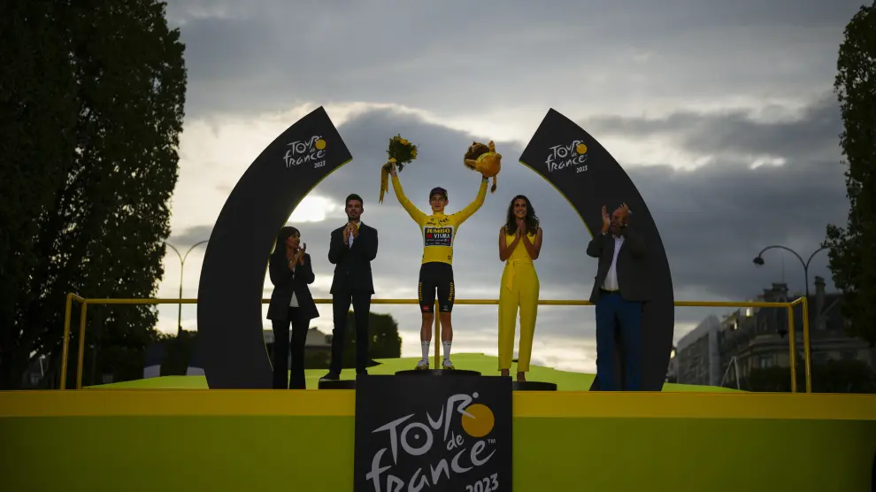 Podio del Tour de Francia: el ganador Jonas Vingegaard, escoltado por Tadej Pogacar y Adam Yates