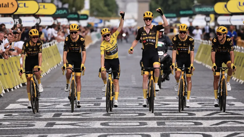 El maillot amarillo del Tour de Francia, el ciclista danés Jonas Vingegaard (3i) del equipo Jumbo-Visma, cruza junto a sus compañeros la línea de meta de la 21ª y última etapa del Tour de Francia 2023, proclamándose ganador de la presente edición