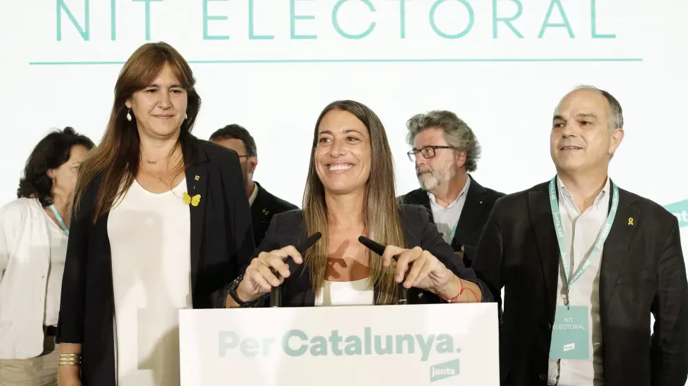 La cabeza de lista de Junts, Miriam Nogueras (c), la presidenta del partido, Laura Borràs (i), y el secretario general, Jordi Turull (d).