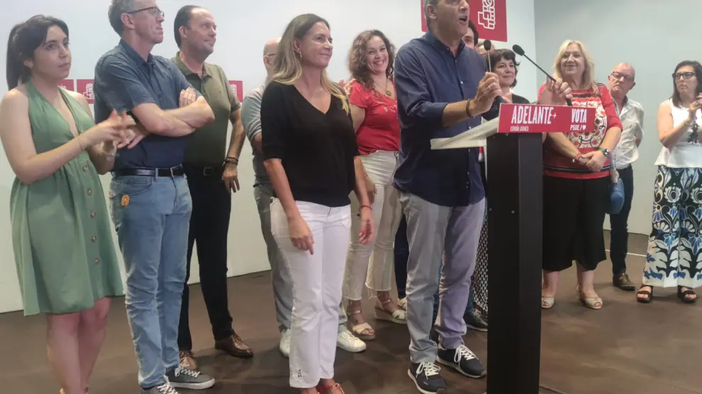 Miguel Dalmau, cabeza de lista del PSOE al Congreso por Zaragoza, celebra los resultados.