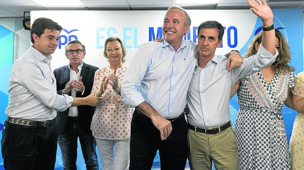 El presidente del PP-Aragón, Jorge Azcón, arropa al cabeza de lista por Zaragoza, Pedro Navarro