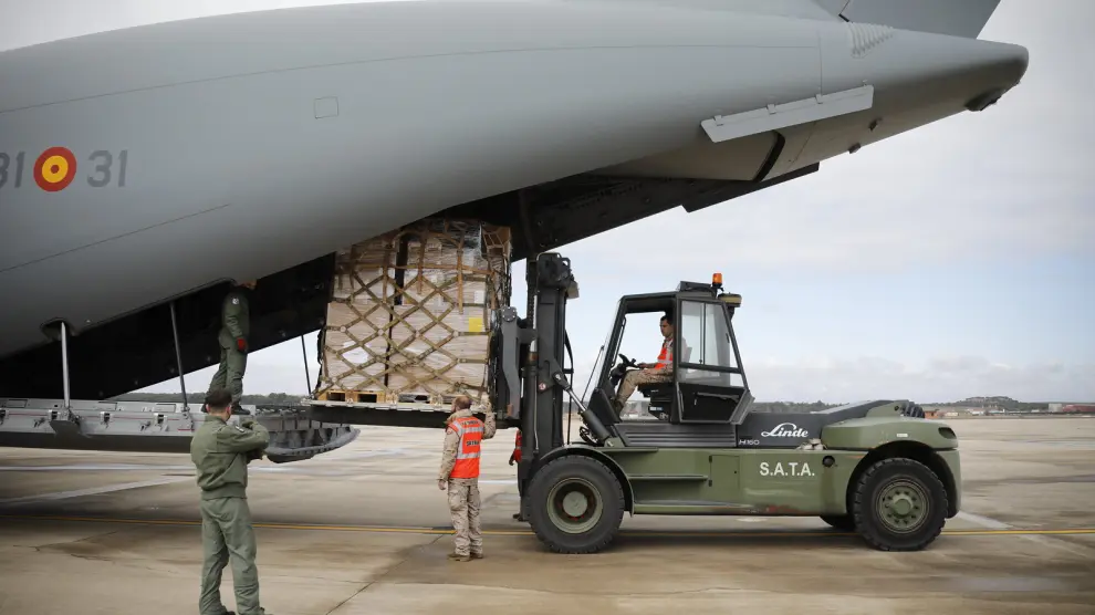 Parte del material humanitario se traslada en aviones A400M de la base de Zaragoza hasta Polonia para llevarlo a Ucrania.