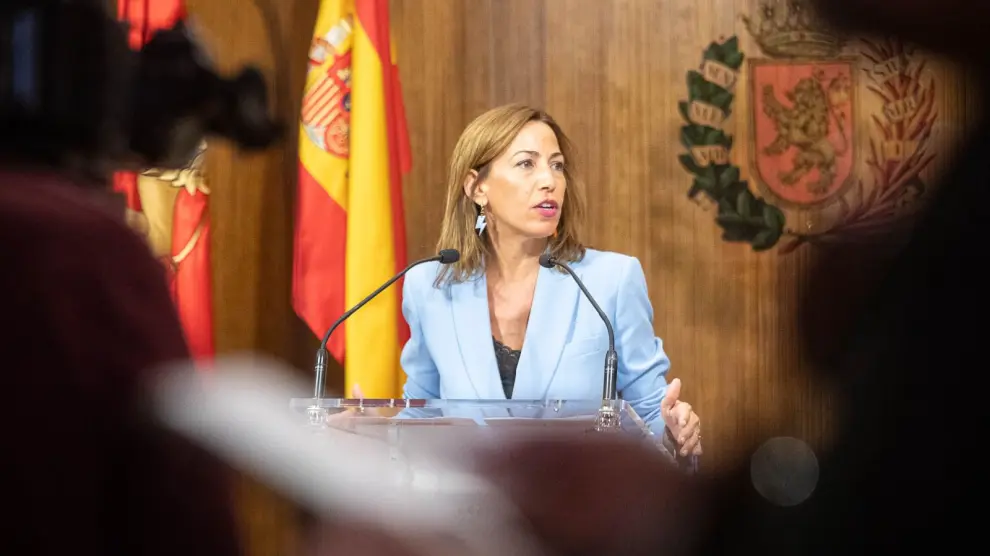 La alcaldesa de Zaragoza, Natalia Chueca, en su comparecencia este martes en el arco de banderas del Ayuntamiento de Zaragoza.