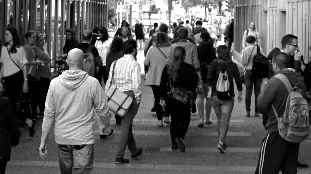 Gente caminando por la calle en una ciudad