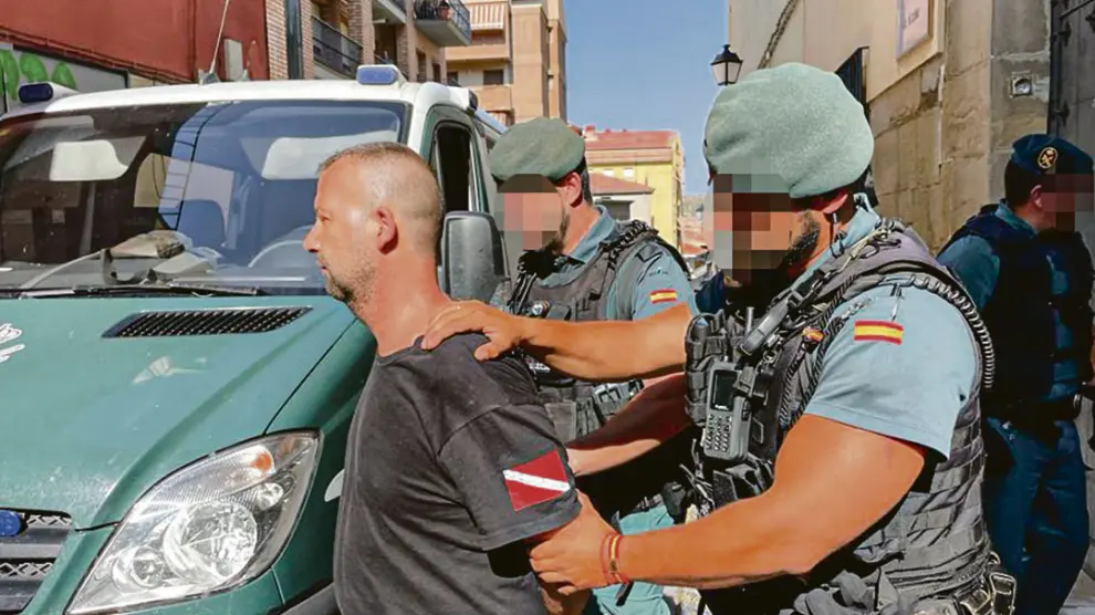 Uno de los detenidos por los apuñalamientos de Castellote, tras prestar declaración en el juzgado de Alcañiz.