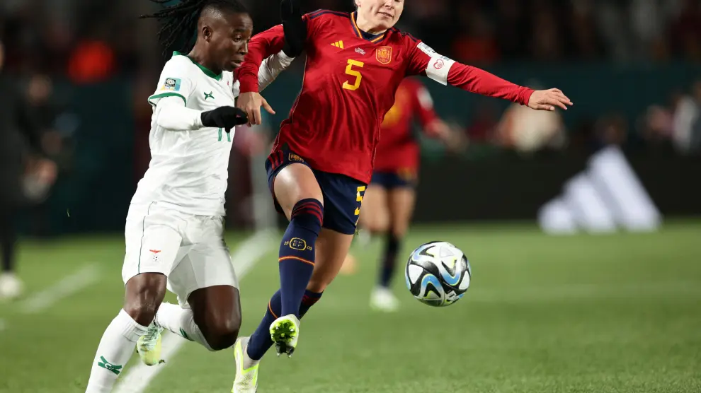 Soccer Football - FIFA Women's World Cup Australia and New Zealand 2023 - Group C - Spain v Zambia - Eden Park, Auckland, New Zealand - July 26, 2023 Spain's Alexia Putellas in action with Zambia's Ireen Lungu REUTERS/David Rowland SOCCER-WORLDCUP-ESP-ZMB/REPORT