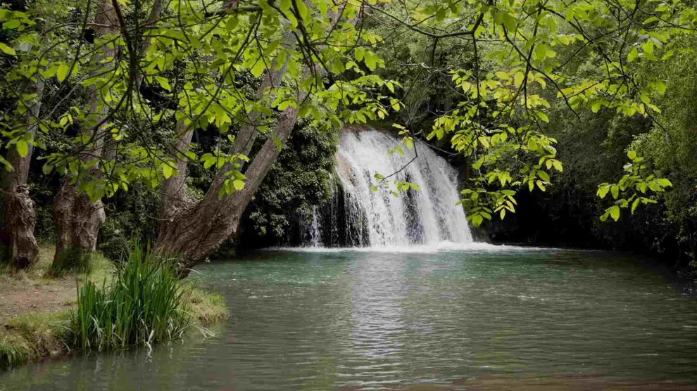 Imagen de la cascada de los Chorros y de la piscina natural junto a la localidad de Bijuesca