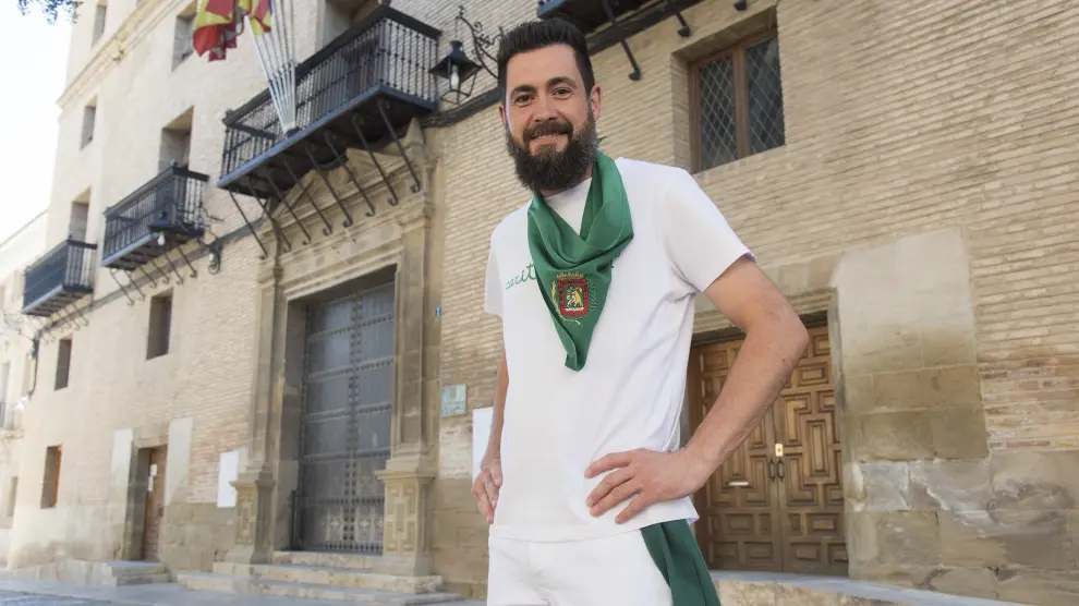 Raúl Bernal, ante el balcón del Ayuntamiento Huesca donde prenderá el día 9 de agosto el chupinazo de las Fiestas de San Lorenzo 2023.