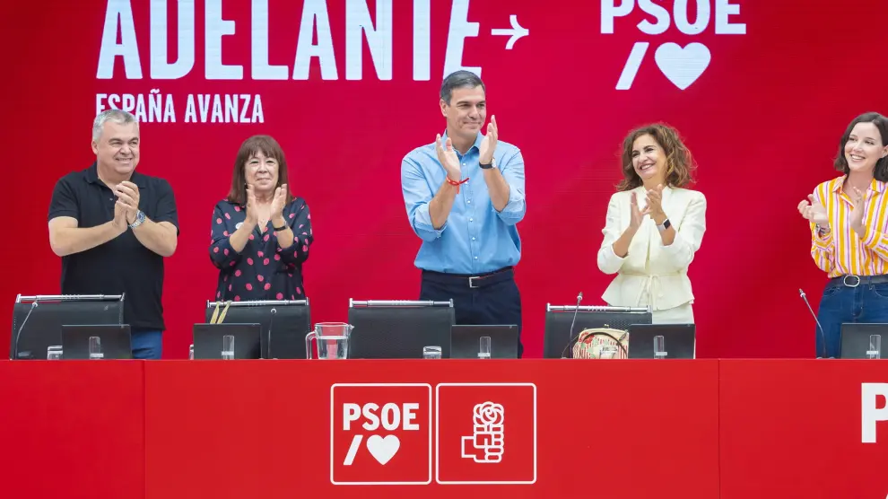 Madrid (Spain), 24/07/2023.- A handout photo released by the Spanish PSOE party shows Spanish Prime Minister Pedro Sanchez (C) chairing the meeting of the party's federal executive committee at the PSOE headquarters in Madrid, Spain, 24 July 2023. Spain held its snap election on 23 July. (España) EFE/EPA/PSOE/ Eva Ercolanese HANDOUT HANDOUT EDITORIAL USE ONLY/NO SALES/ IMAGE TO BE USED ONLY IN RELATION TO THE STATED EVENT (MANDATORY CREDIT)