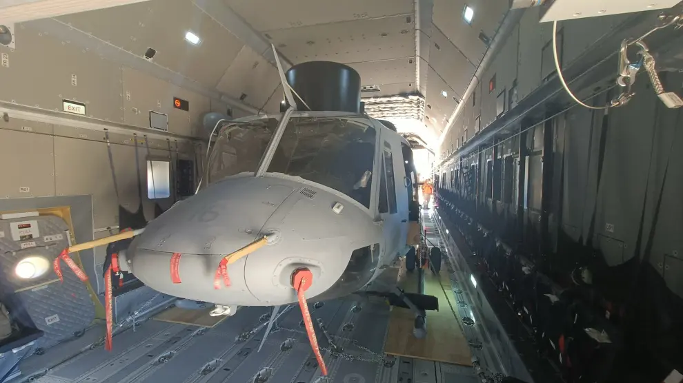 El helicóptero de la Armada cargado esta mañana en el avión A400M de la Base de Zaragoza.
