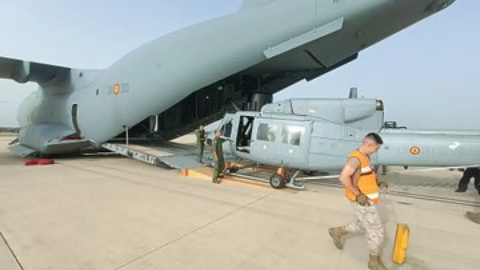 El avión de transporte A400m de la base de Zaragoza carga un helicóptero para trasladarlo a Yibuti.