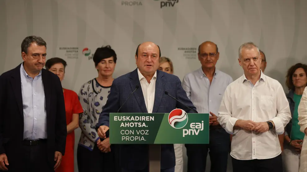 El presidente del PNV Andoni Ortuzar (c) junto al portavoz en el congreso y candidato de esta formación Aitor Esteban (i) y el lehendakari Iñigo Urkullu, (d)