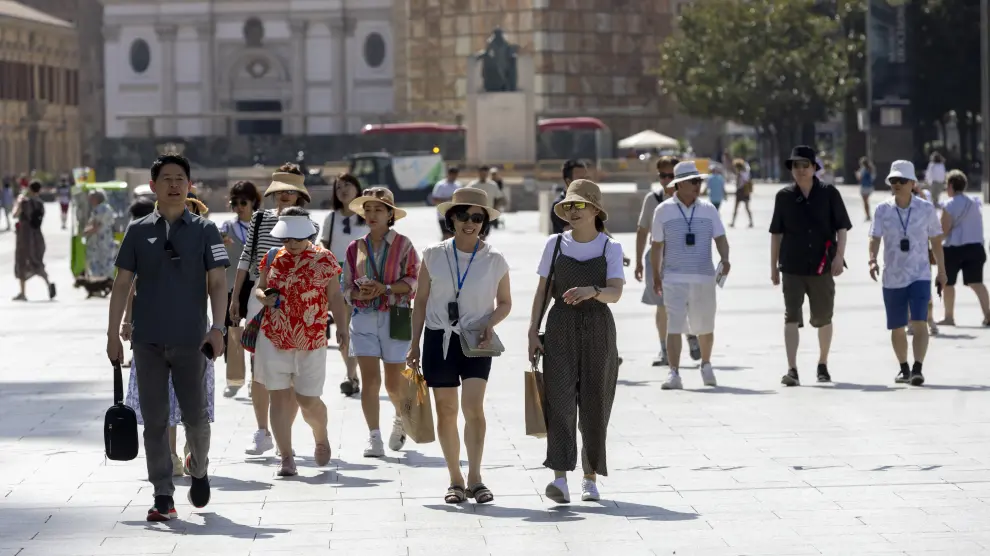 Un grupo de turistas hace unos días en la plaza del Pilar.