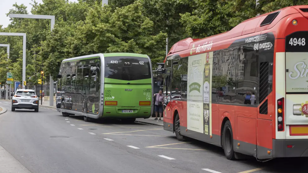 Dos autobuses de Avanza, en el paseo de la Independencia.