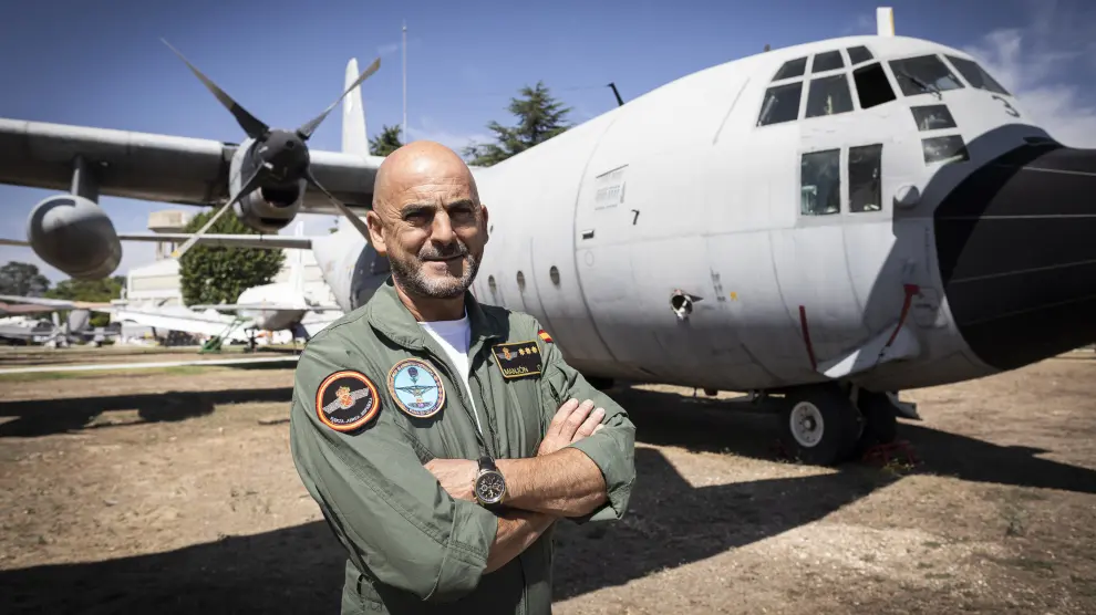 El coronel Féliz Manjón Martín, jefe del director del Museo del Aire y el Espacio, ante el Hércules C-130.