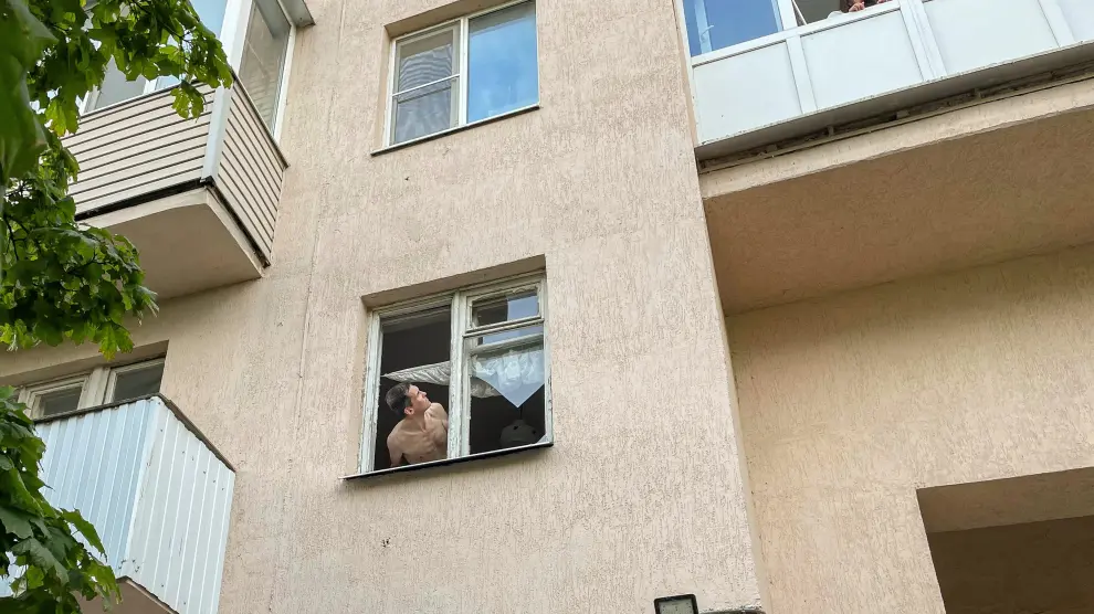 Un hombre mira por la ventana tras la explosión registrada en la ciudad rusa de Rusia de Taganrog,