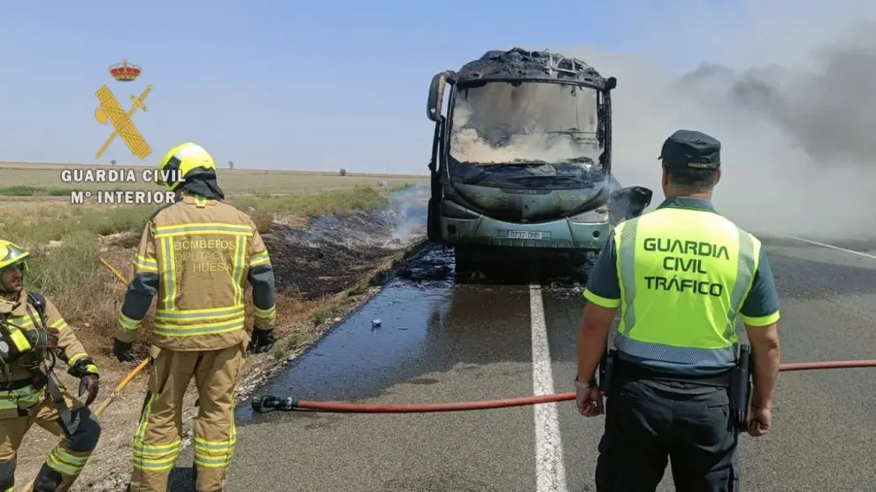 Se incendia un autobús que circulaba por la N-II a la altura de Fraga.