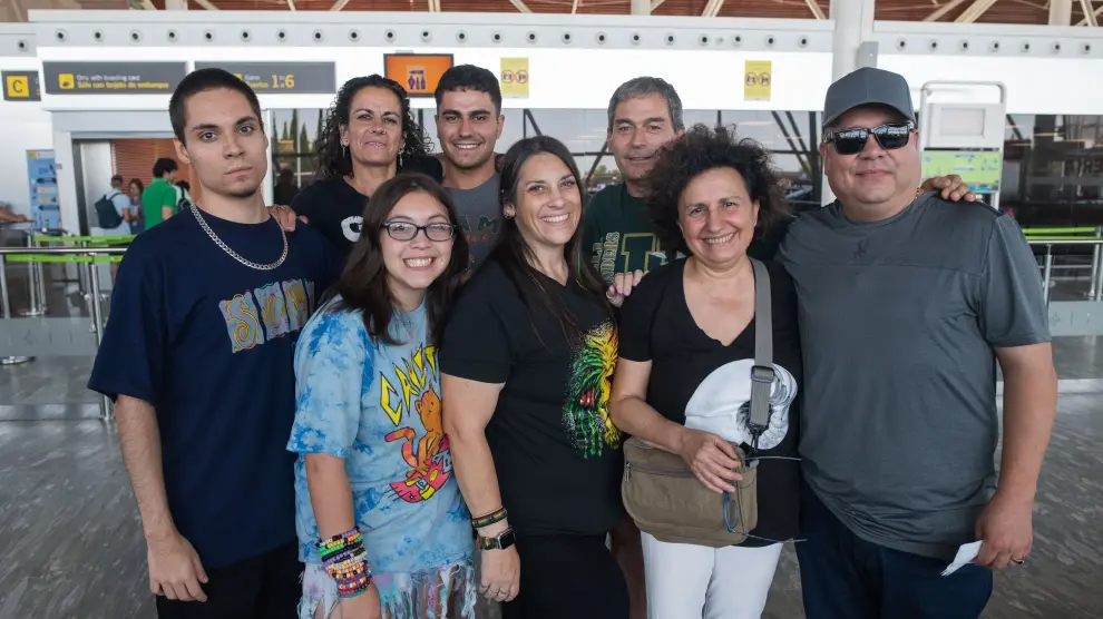 Mercedes Moreno con la familia estadounidense con la que lleva cuatro décadas de amistad, en el aeropuerto de Zaragoza.