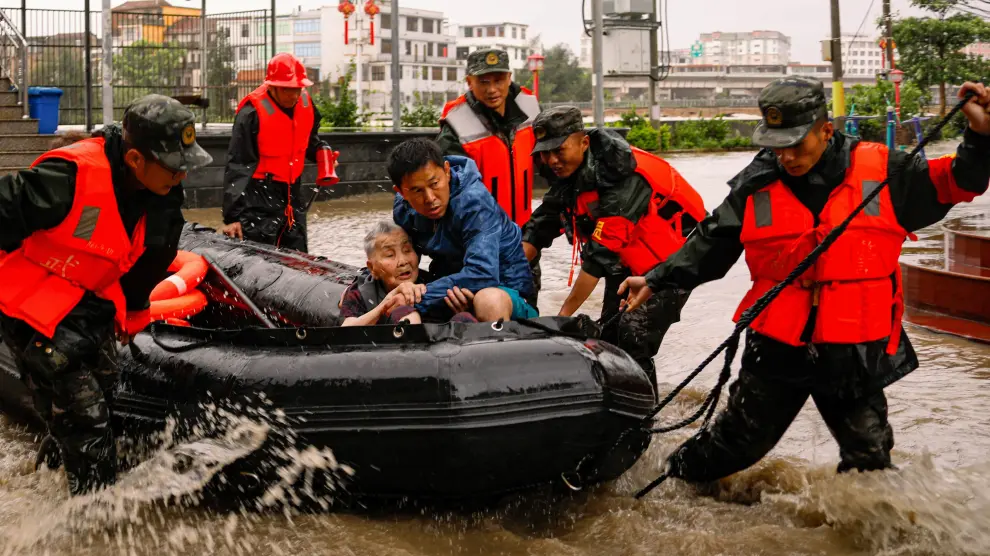 Tareas de evacuación en Fuqing, China. por el tifón Doksuri