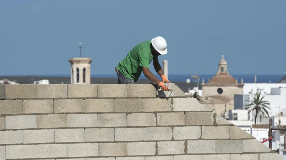 Un obrero trabaja en la construcción de una vivienda en Menorca este miércoles