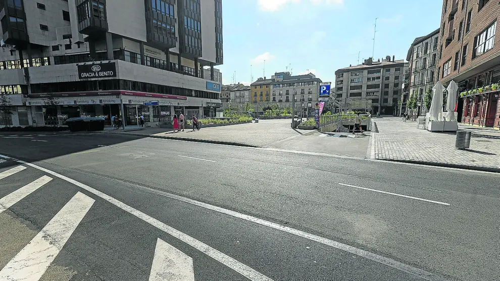 Vista del acceso al aparcamiento de la plaza de Salamero desde la avenida de César Augusto.