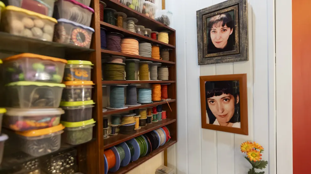 Dos retratos de su mujer Marisa, fallecida hace unos años, en un rincón de la tienda Abalorios.