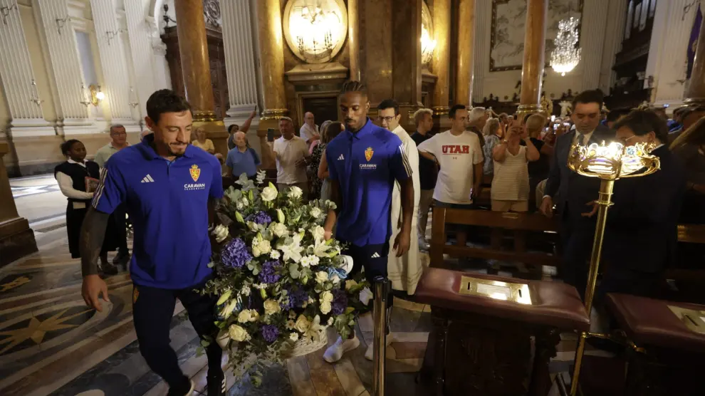 El Real Zaragoza hace su tradicional ofrenda a la Virgen del Pilar