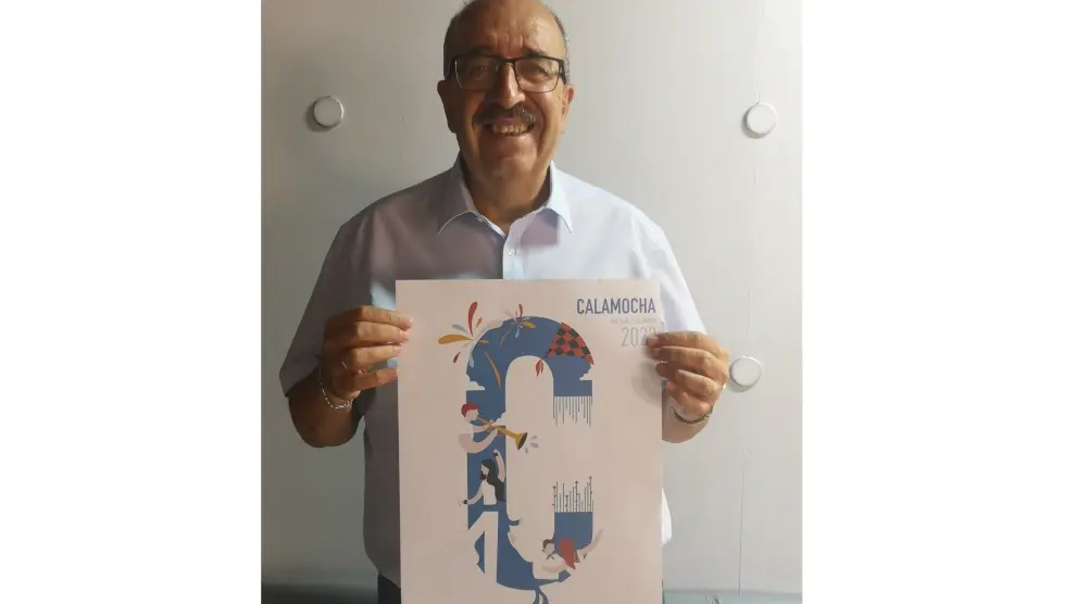 Manuel Rando, alcalde de Calamocha, junto al cartel de las fiestas.