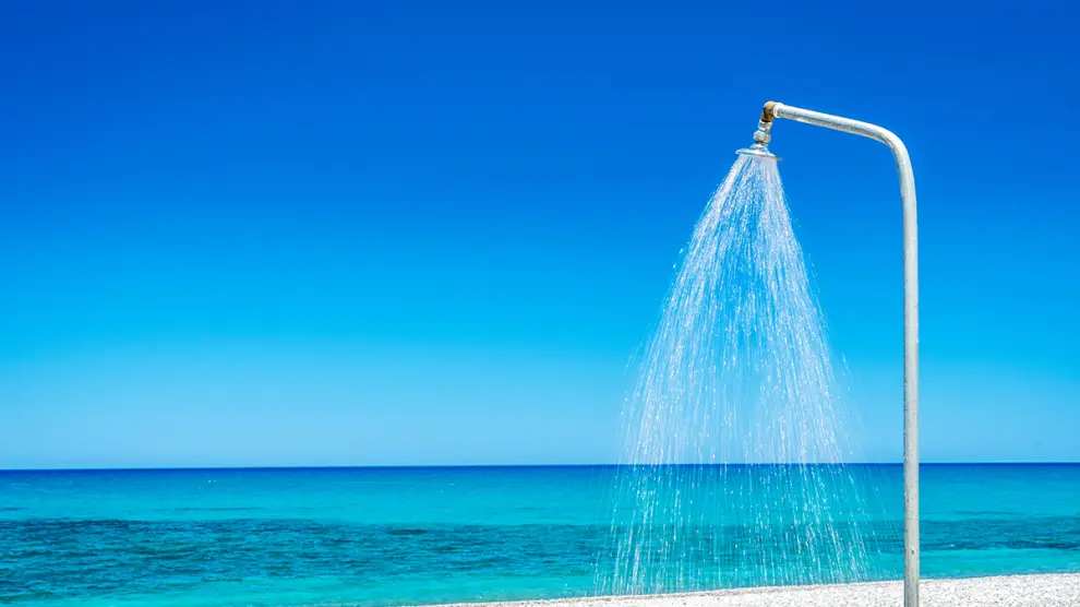 Una ducha en la playa, en una imagen de archivo.