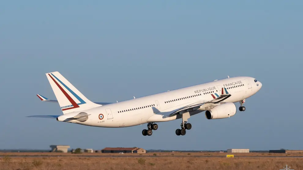 Un avión francés despega en el aeropuerto de Niamey, Níger.