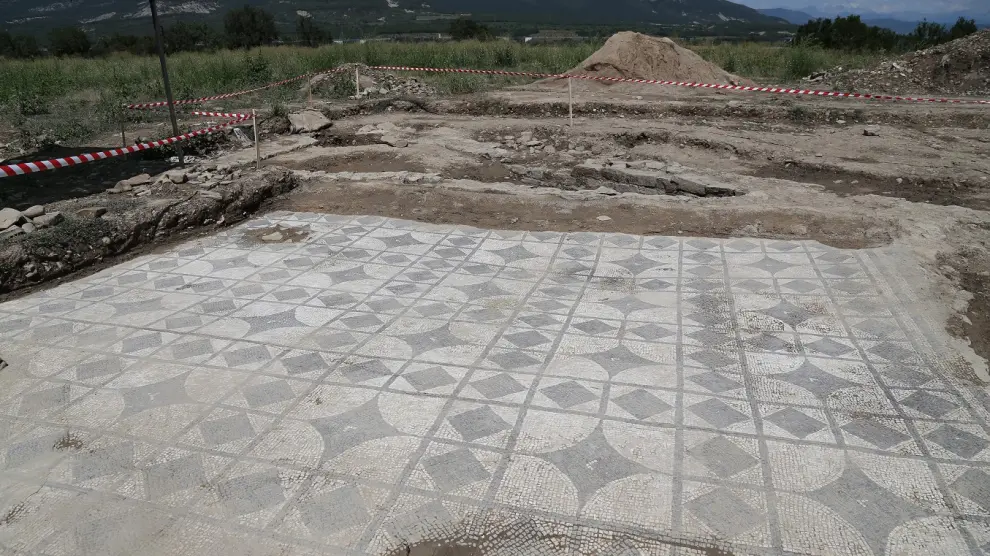 Vista del mosaico geométrico de las termas, tras la excavación arqueológica de este año.